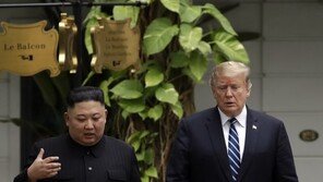 트럼프 “웜비어 죽음은 북한 책임” 하노이 발언 진화