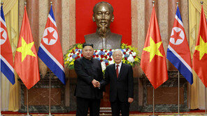 김정은, 호찌민묘소 헌화…北-베트남 관계 ‘정상화’