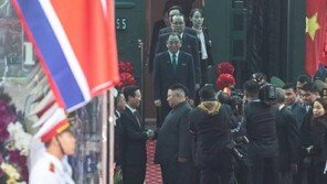 김정은, 동당역서 특별열차 탑승…열차 10분 이상 멈춰서 있다가 출발