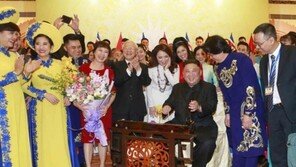베트남 전통악기 연주하는 김정은 ‘함박웃음’