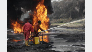 나이지리아 송유관 폭발 ‘50명 실종’…원유 유출도 심각