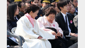 이용수 할머니, 김정숙 여사에 ‘가락지’ 선물…“건강 기원”