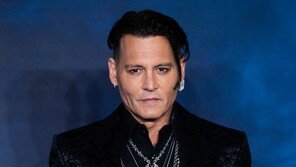 [내가 왜 떴게?] “때렸다” vs “바람피웠다”…조니 뎁, 562억 원 소송