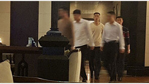 김정은 경호원들 “회담 잘 안됐습네까?… 미국은 믿을수 없어”