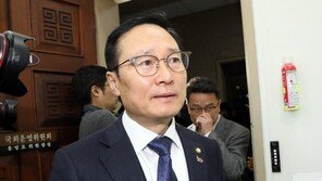 홍영표 “나경원 결단 높이 평가…3월 국회 정상화 다행”