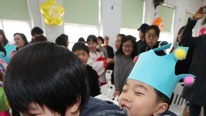 “선배가 업어줄게” 한복 차려입은 재동초 새내기들 [퇴근길 한 컷]