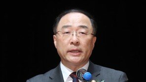 홍남기 부총리 “신용카드 소득공제 축소 검토”