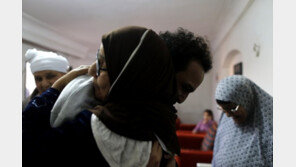 사형 선고 받았던 이란 사진기자, 5년 만에 석방…가족 품으로