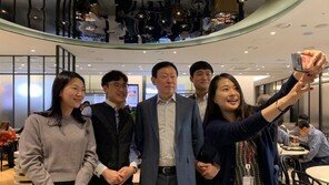 구내식당서 ‘셀카’ 찍힌 신동빈 롯데회장…탈권위 행보 눈길