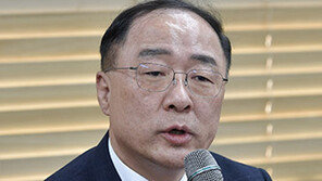 홍남기 “신용카드 소득공제 축소 검토”…제로페이는 혜택↑