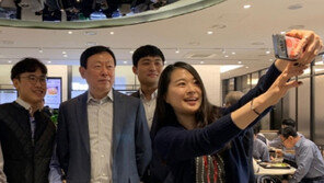 신동빈 회장, 구내식당 찾아 소통 리더십