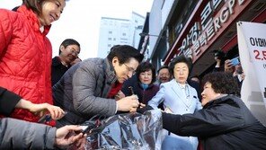 새벽시장 찾은 황교안 “文정부 소득주도성장으로 시장 교란”