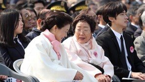 김정숙 여사, 영화 ‘칠곡 가시나들’ 관람…“어머니 생각 나”