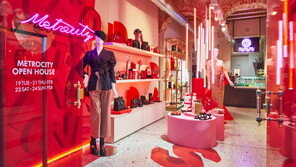 메트로시티, 'KISS KISS' 콘셉트의 19FW 밀라노 오픈하우스 성료