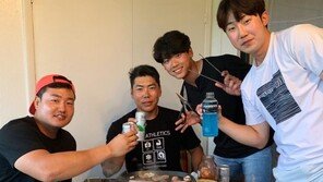 “같이 먹으니까 좋다”…최지만·강정호 등 4인방 삼겹살 파티
