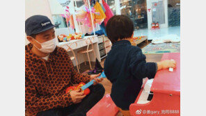 [내가 왜 떴게?] 네 뒤에 아빠 있다…개리, 흔한 육아일상