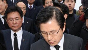 봉하마을 찾은 황교안…권양숙 “아방궁 맞는 것 같다” 농담