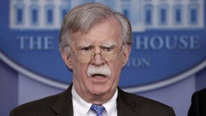 볼턴 “北, 협상전략 안통해 놀라…비핵화 않으면 제재강화”