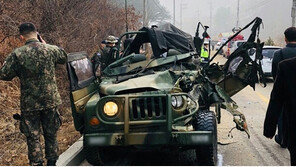 군용 지프, 화물차와 충돌해 사병 2명 사망