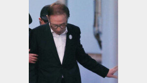 이명박 조건부 보석 석방…보증금 10억, 구속 349일 만에 자유의 몸 