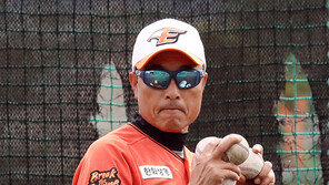 송진우 투수코치의 당부 “자신감 갖고 한계 뛰어넘어야”