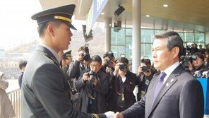 ‘미세먼지 탓’ 헬기 대신 KTX 탔던 국방장관, 오늘은 헬기로