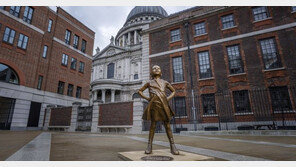 런던에도 ‘두려움 없는 소녀상’…“여성 리더십 고무되길”