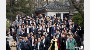 靑출입기자들, 경내 특별관람…김정숙여사와 단체사진도