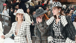 “잘 가세요, 패션 제왕” 라거펠트 추모 패션쇼