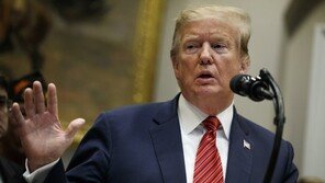 “트럼프, 내년 대선서 바이든과 맞불을까 좌불안석”