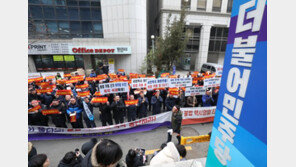 “승차공유 무조건 거부”…택시업계 치킨게임에 막막한 카풀