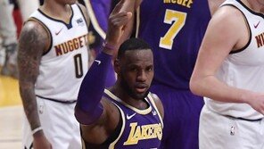 조던 넘었다! 르브론, NBA 통산 득점 4위…팀은 4연패
