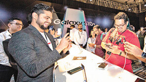 갤럭시S10, 스마트폰 격전지 인도 상륙