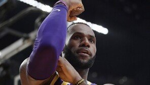 통산 득점 4위 오른 ‘킹’ 제임스… 조던 넘어섰지만 팬들은 등 돌렸다