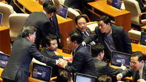 이제야… 올해 첫 국회 본회의