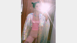 선미, ‘누아르’ 핑크 의상 매력 대방출…섹시+큐트