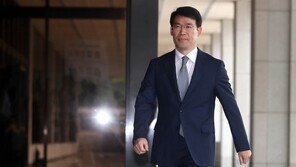 ‘정운호 수사 유출’ 의혹 판사, 혐의 부인…“관행이었다”