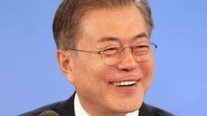 文대통령 “세계를 진전시켜온 모든 여성 응원…평등한 세상 꿈꿔”