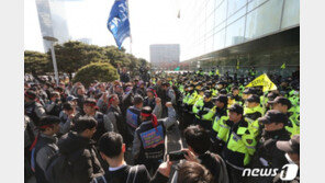 ‘대우조선 매각 저지’ 노동자들, 경찰과 충돌…5명 연행