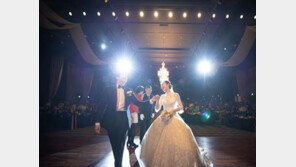 이사강♥론, ‘미공개 웨딩사진’ 방출…“결혼식만 생각하면 벅찬 감정”