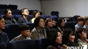 김정숙 여사, ‘칠곡 가시나들’에 편지…할머니들 ‘눈물’
