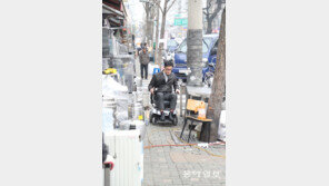 장애인 母子 그들은 왜 차도로 내몰렸나…전동휠체어 직접 타보니