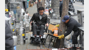 턱 넘다 꽈당, 적치물 걸려 진땀… 차도로 내몰리는 전동휠체어