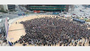 집회가 아닙니다… 서울광장 메운 방탄소년단 팬클럽 1만명