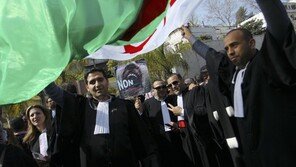 알제리 대통령, 퇴진 시위속 스위스 병원에서 귀국