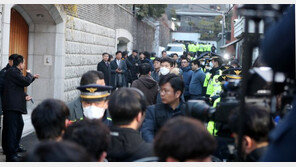 “전두환 대통령 강제구인 결사 반대” 연희동 집앞 아침부터 혼란