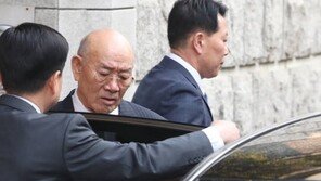 전두환, 연희동 자택→광주행 차량 탑승…‘굳은 표정’