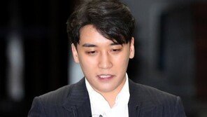경찰, ‘승리 성접대 카톡 등장’ 남자가수 참고인 소환
