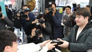 갤럭시S10, 판매 순항 “전작과 비슷”…플러스는 ‘품귀’