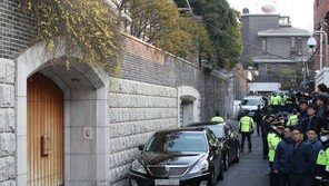 [속보]‘사자명예훼손’ 전두환·이순자씨…광주톨게이트 통과